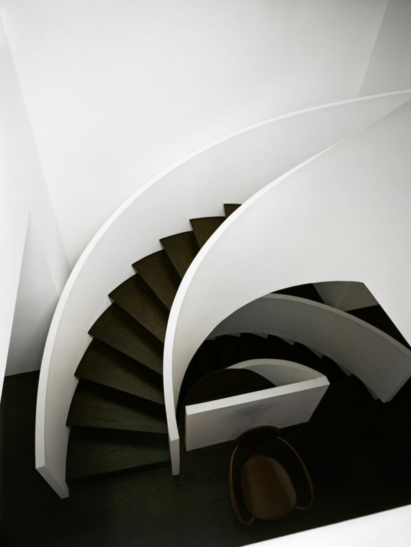 schwarz-weiße moderne treppe spiralform