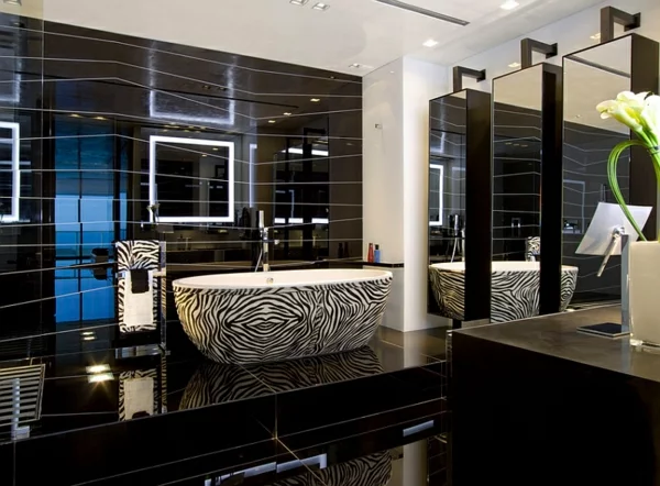 schwarzes badezimmer design ideen freistehende badewanne zebramuster