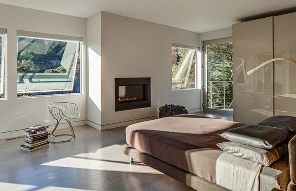 sonnig braun warm farben kamin schlafzimmer minimalistisch einrichten