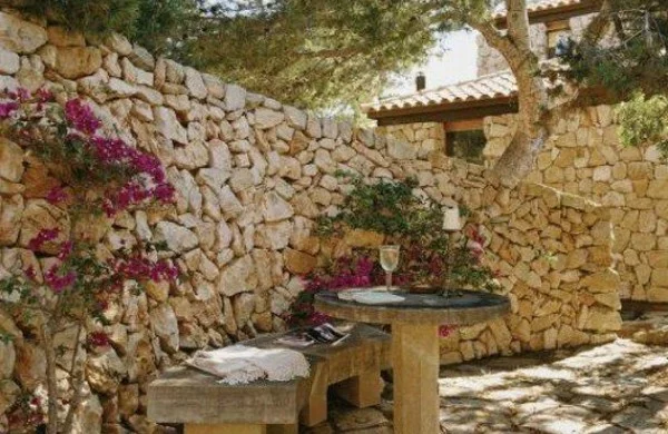 steine sichtschutz möbel set sitzecke mediterrane gartengestaltung 
