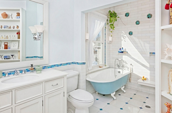 stilvolle badezimmer in blau und weiß badewannen