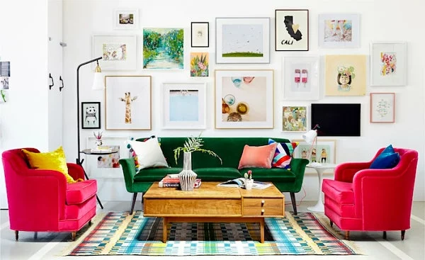 studio wohnzimmer rosa sessel bilder grünes sofa tisch