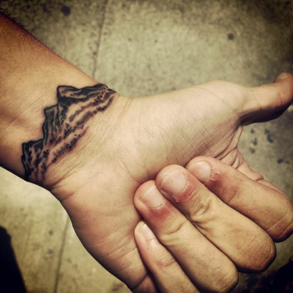 tattoo handgelenk ideen für männer berge