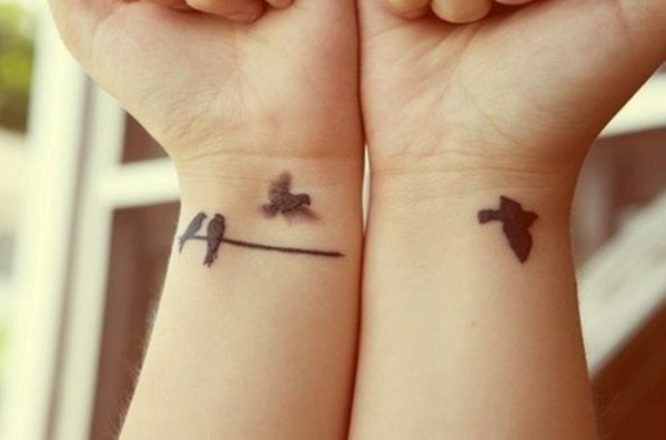 tattoo am handgelenk ideen schwarz vögel 