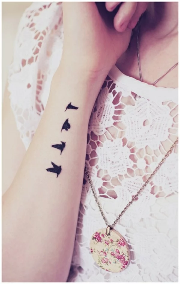 tattoo am handgelenk ideen vögel