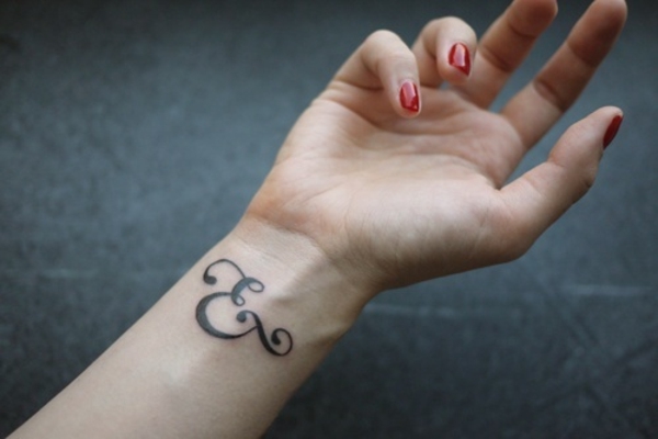 tattoo am handgelenk schriftarten das und zeichen