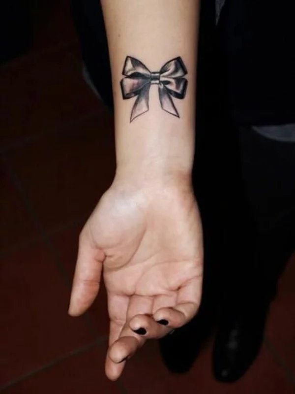 tattoo hangelenk inspiration schwarze schleife motive 