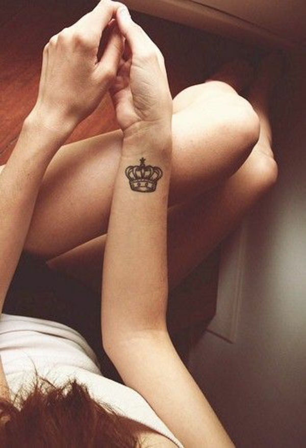 tattoo hangelenk krone motiv 