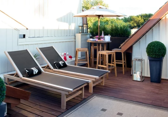 terrassengestaltung ideen Loungemöbel sicht und sonnenschutz liegen
