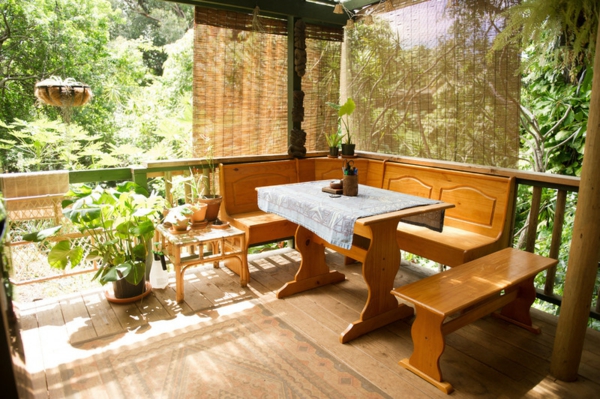 terrassengestaltung ideen im tropischen stil holz sofa tisch sitzbank 