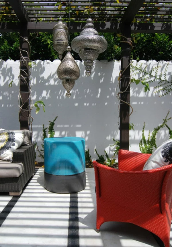 terrassengestaltung ideen laube holz pergola gartenmäbel couchtisch orientalisch hängeleuchten