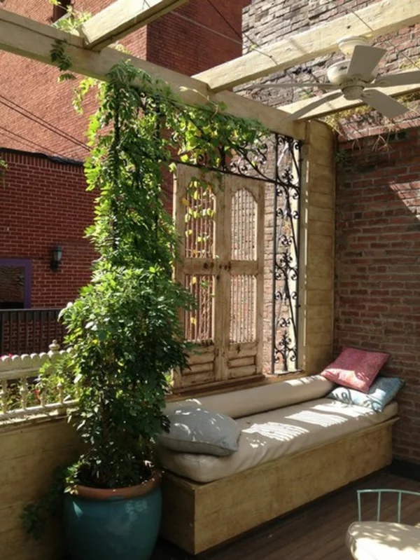 terrassengestaltung ideen leseecke sitzbank dekokissen gartenmöbel