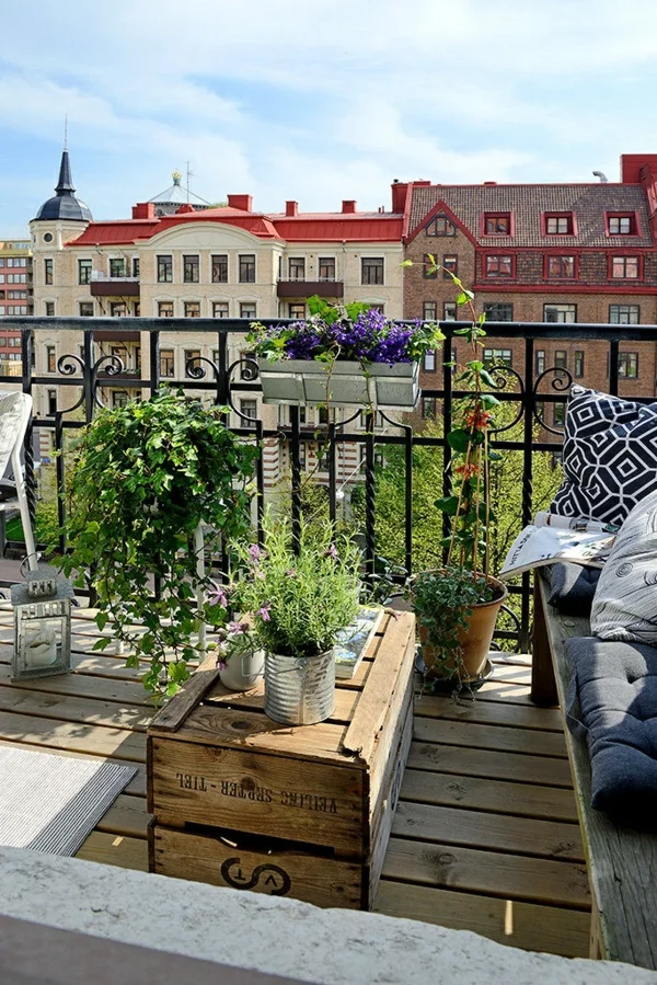 terrassengestaltung mit pflanzen holzkiste tisch