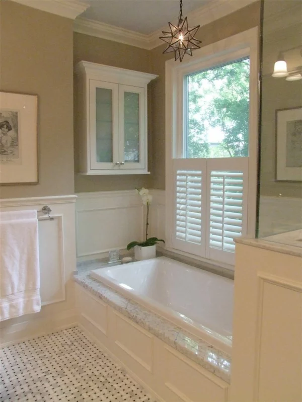 design ideen badezimmer eingebaute wanne punktförmiger mosaik bodenbelag