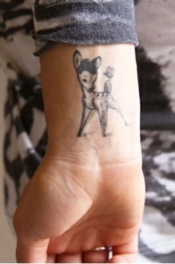 tolle handgelenk tattoo ideen bambi motiv 