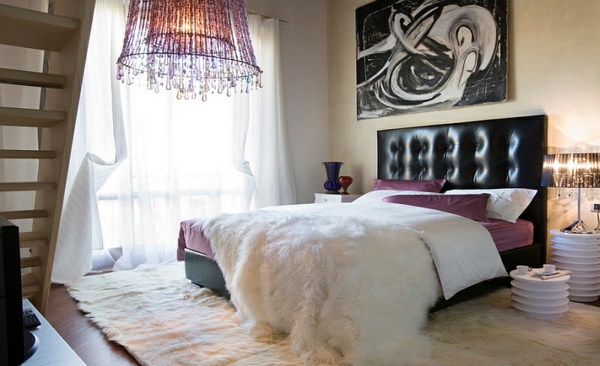 tolle schlafzimmer farben ideen schwarz weiß lila kronleuchter 