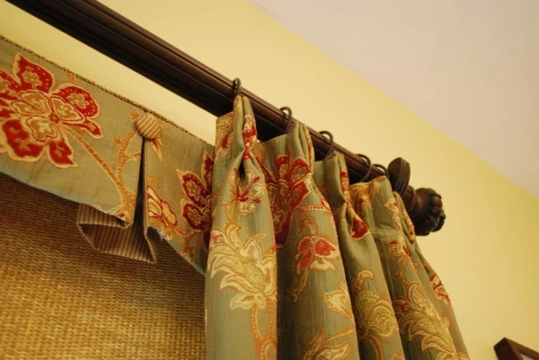 tradiitonell wohnzimmer gardinen und vorhänge muster blumen