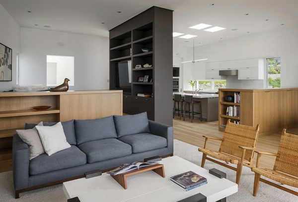 traditionell sofa grau wohnzimmer trennwand wandregale