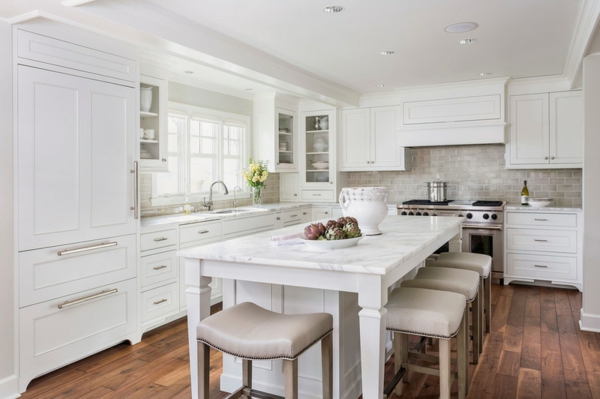 Moderne weiße Küchen  landhausküche marmor kücheninsel küchenrückwand