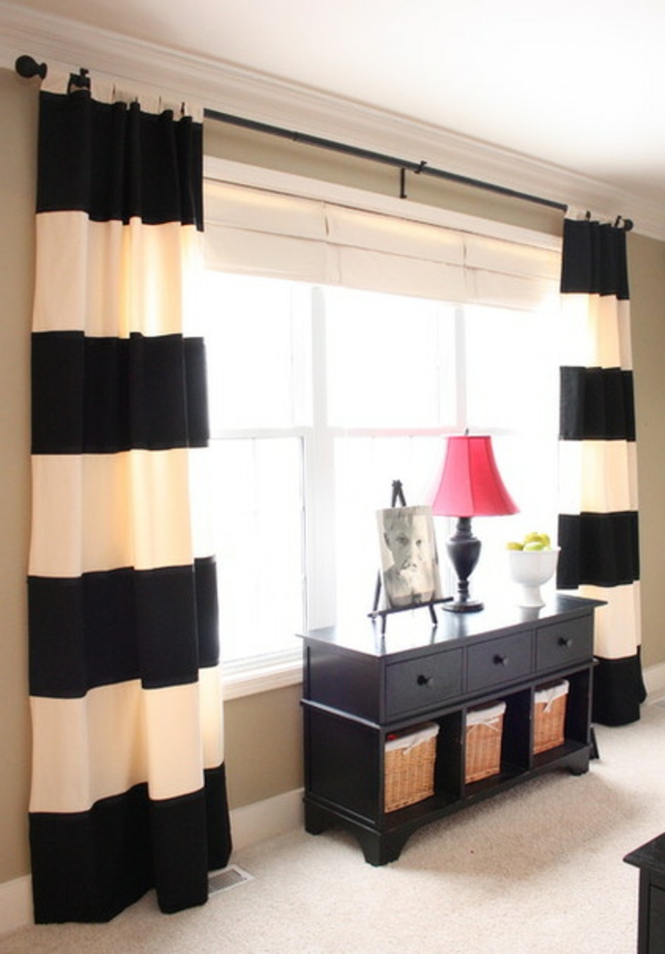 traditionell wohnzimmer streifen schwarz weiß gardinen