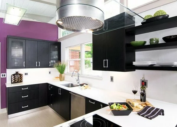 trendy lila farbe kücheneinrichtung schwarz küchenschrank weiß fliesenspiegel