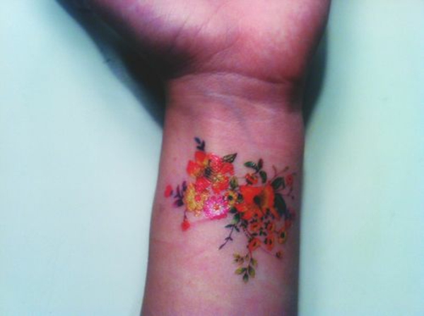 trendy tattoo handgelenk ideen blumenmuster 
