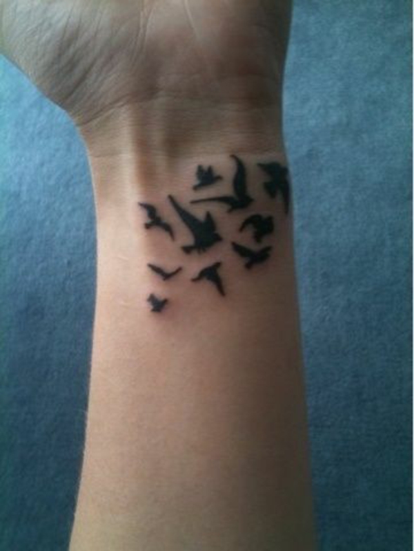 vögel motive tattoo am handgelenk 