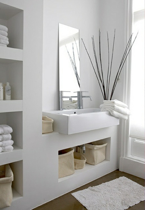 weiße saubere linien im badezimmer körbe lagerraum