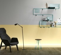 Ein Glasregal wirkt stilvoll und modern im Zimmer