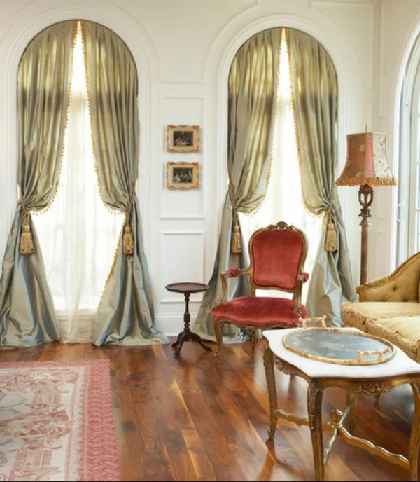 wohnzimmer klassisch stuhl samt rot teppich gardinen