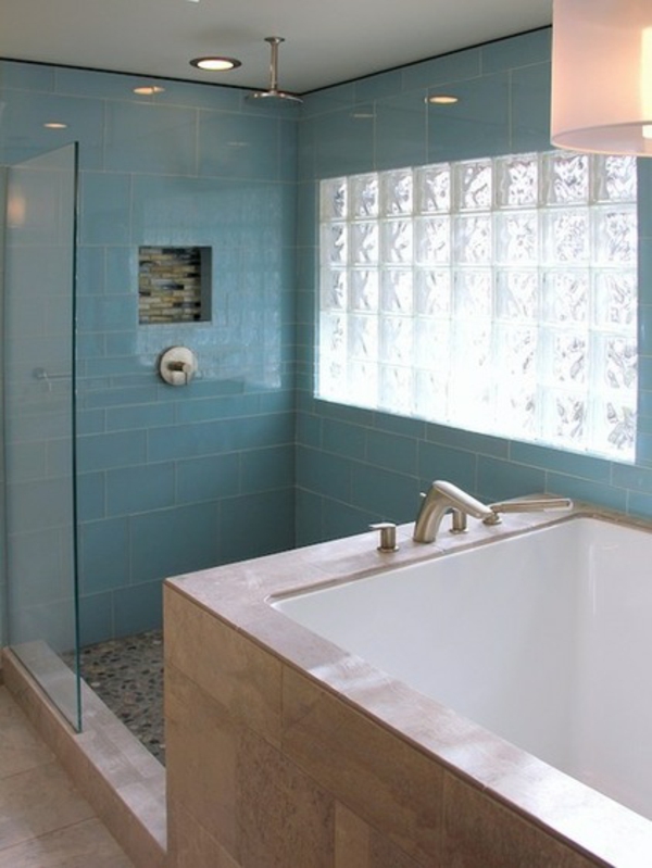zeitgenössisches badezimmer blau weiße fenster 