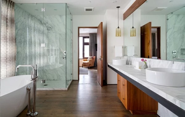 zeitgenössisches badezimmer mit glas duschkabine wanne