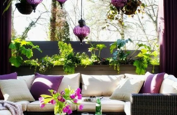 Überdachte Terrasse mit deko und farbakzenten 
