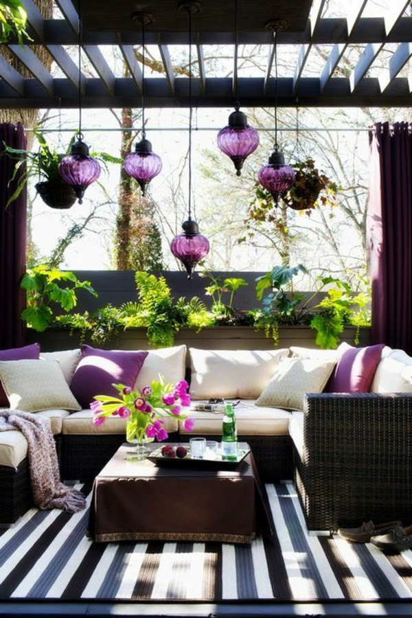 Überdachte Terrasse modern holz glas leuchten pflanzen