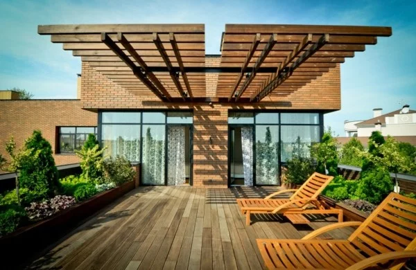 Überdachte Terrasse mit Pergola aus Holz 