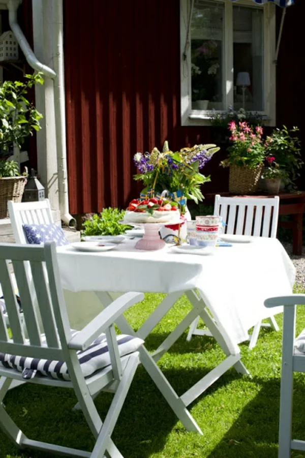Gartenhaus im Schwedenstil esstisch patio