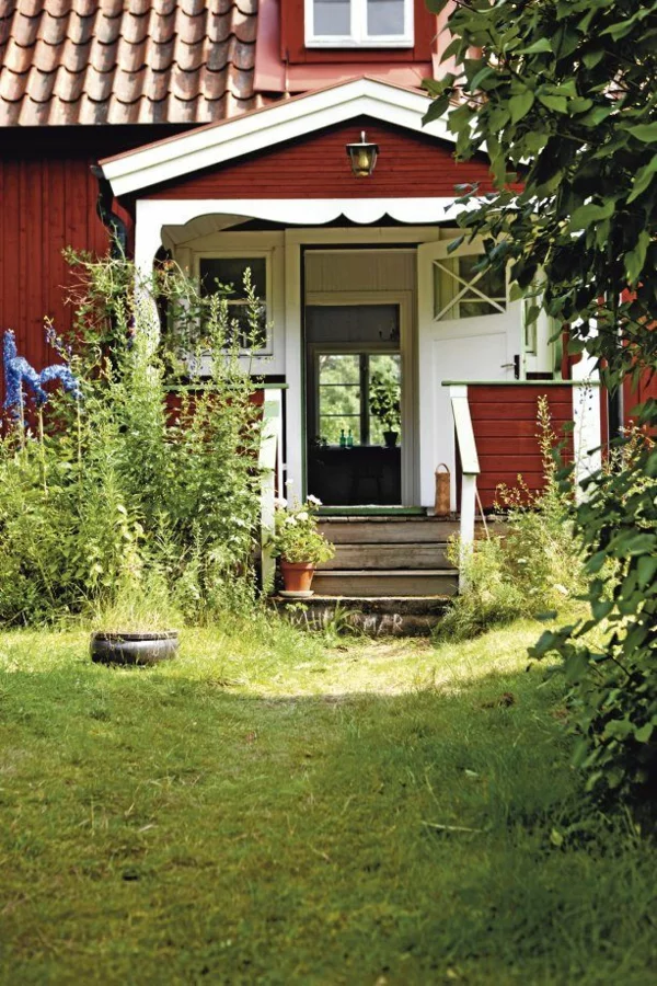 Gartenhaus Schwedenstil hoch gras veranda