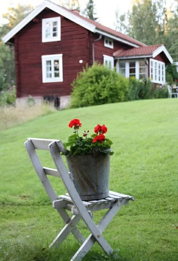Gartenhaus im Schwedenstil stuhl blumen