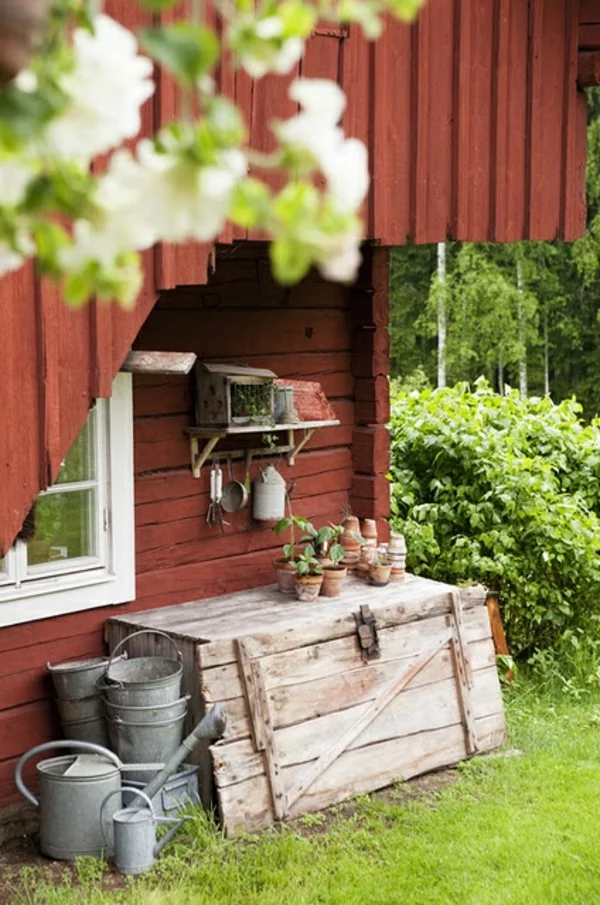 Gartenhaus im Schwedenstil werkzeuge rot