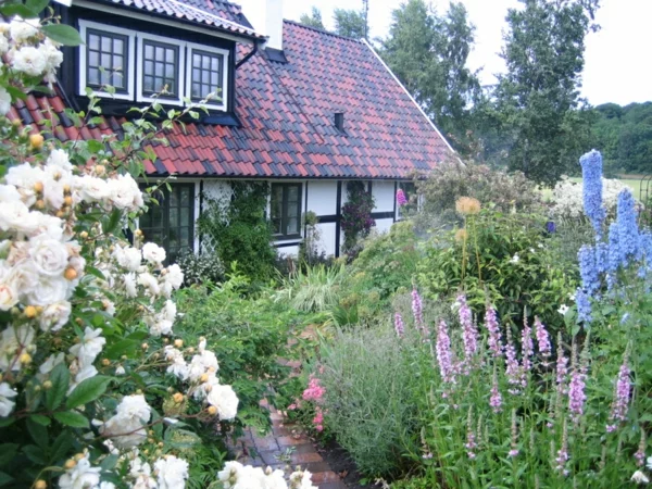 Gartenhaus weiß blumen Schwedenstil üppig laub