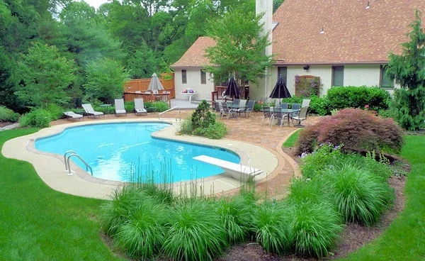 Swimmingpool im Garten modern eingebaut gartenpool