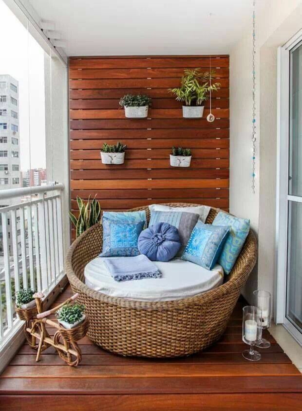außen architektur balkon seitensichtschutz holz pflanzen sessel