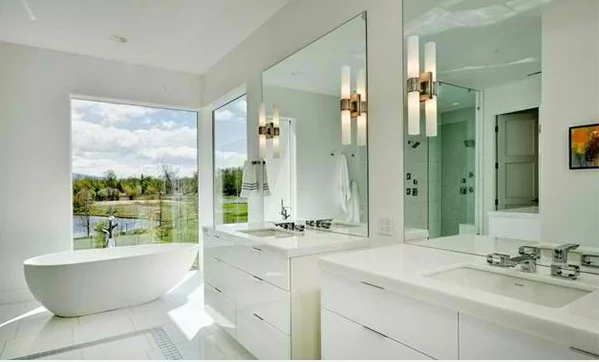 badezimmer design in weiß flache bad schränke spiegel 