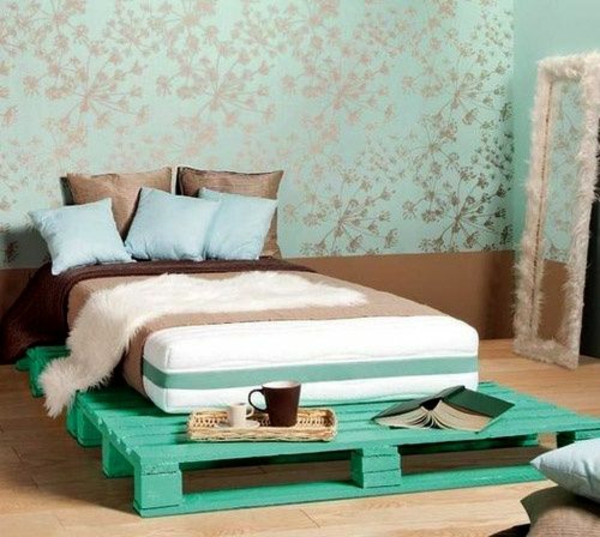 bett aus paletten bauen grün diy ideen im schlafzimmer wandtapete 