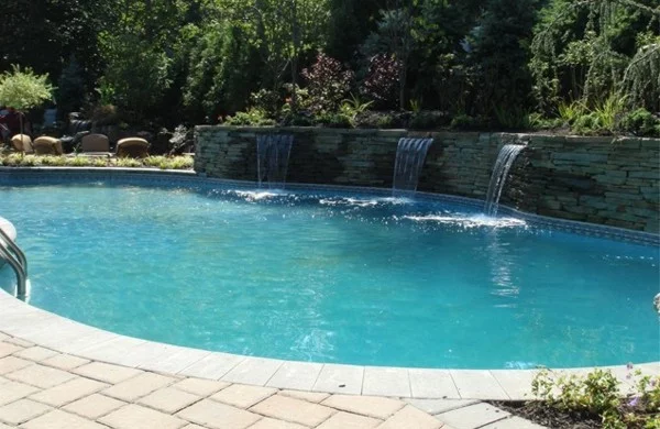 Pool im Garten mit Wasserfall 