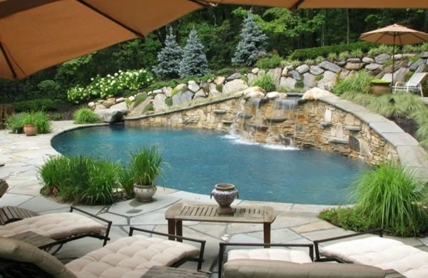 kleiner Pool im Garten mit Steingestaltung 