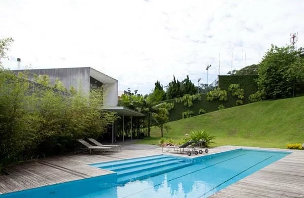  Pool im Garten mit flachen Stufen 