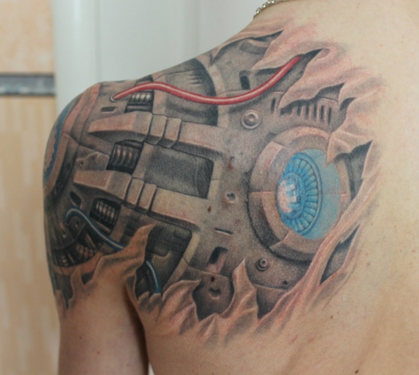 tattoo biomechanik männer schulter arm rücken blau