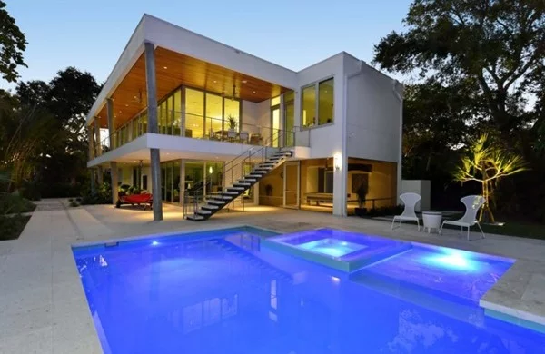 Modernes Haus mit Pool im Garten 