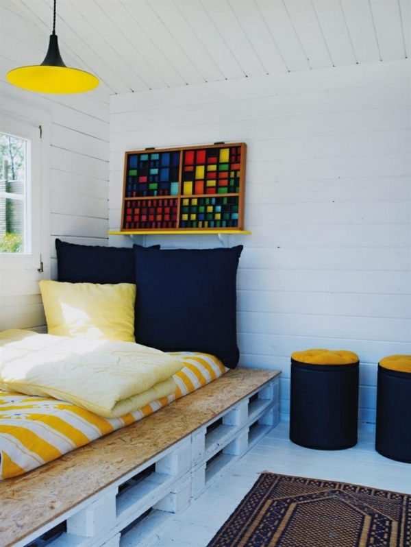 coole möbel paletten bett farbgestaltung gelb sperrholzplatte